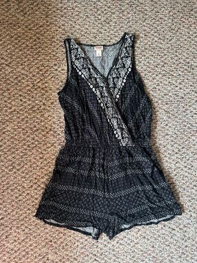 Sleeveless Black & White Patterned Romper